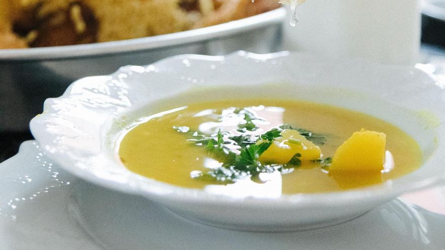 Sopa de apio y cebolla, el mejor caldo diurético para bajar barriga