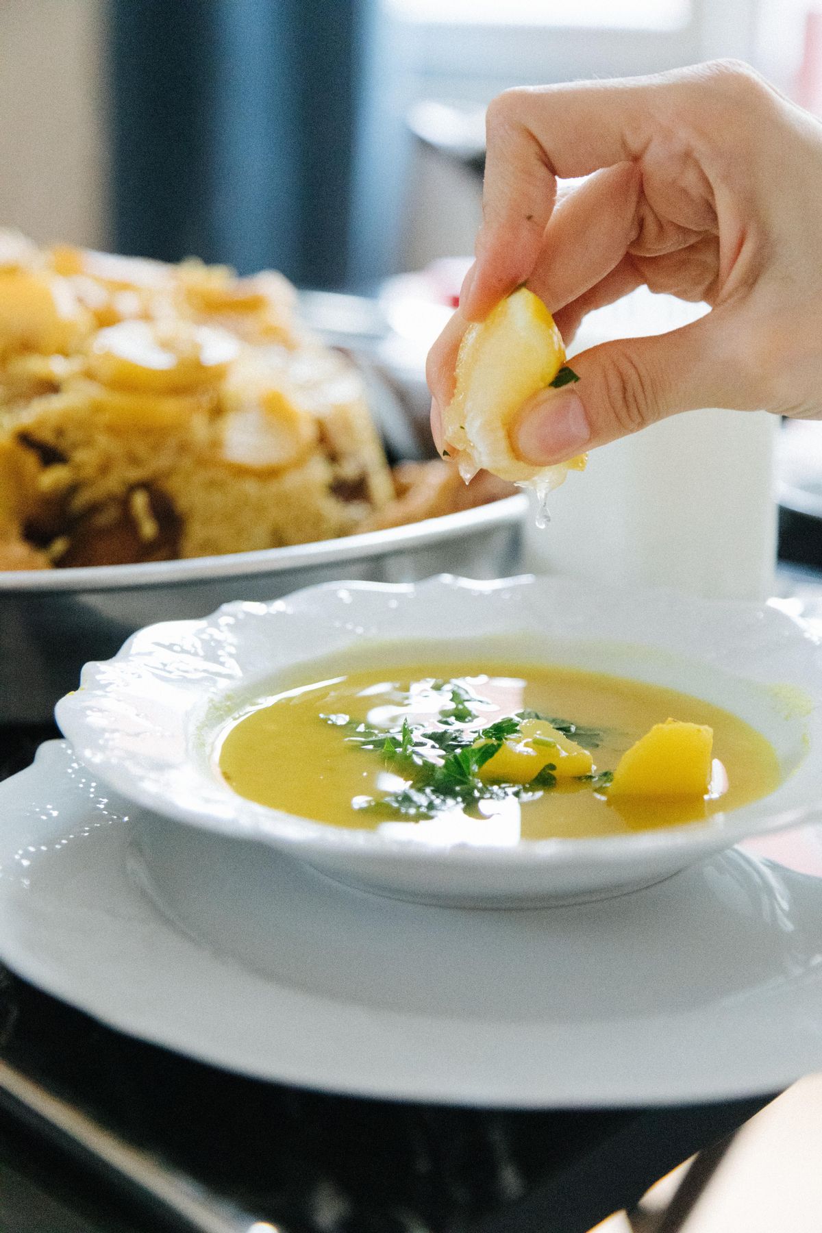 La sopa de apio y cebolla es uno de los caldos más diuréticos que puedes tomar para bajar barriga.