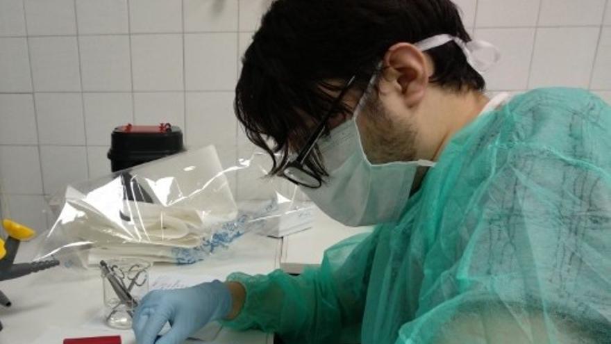 Ángel Martínez Aragonés, autor del estudio que propone analizar las bacterias &#039;post mortem&#039; para fijar con más exactitud la hora de la muerte en las autopsias, analizando muestras en el laboratorio.