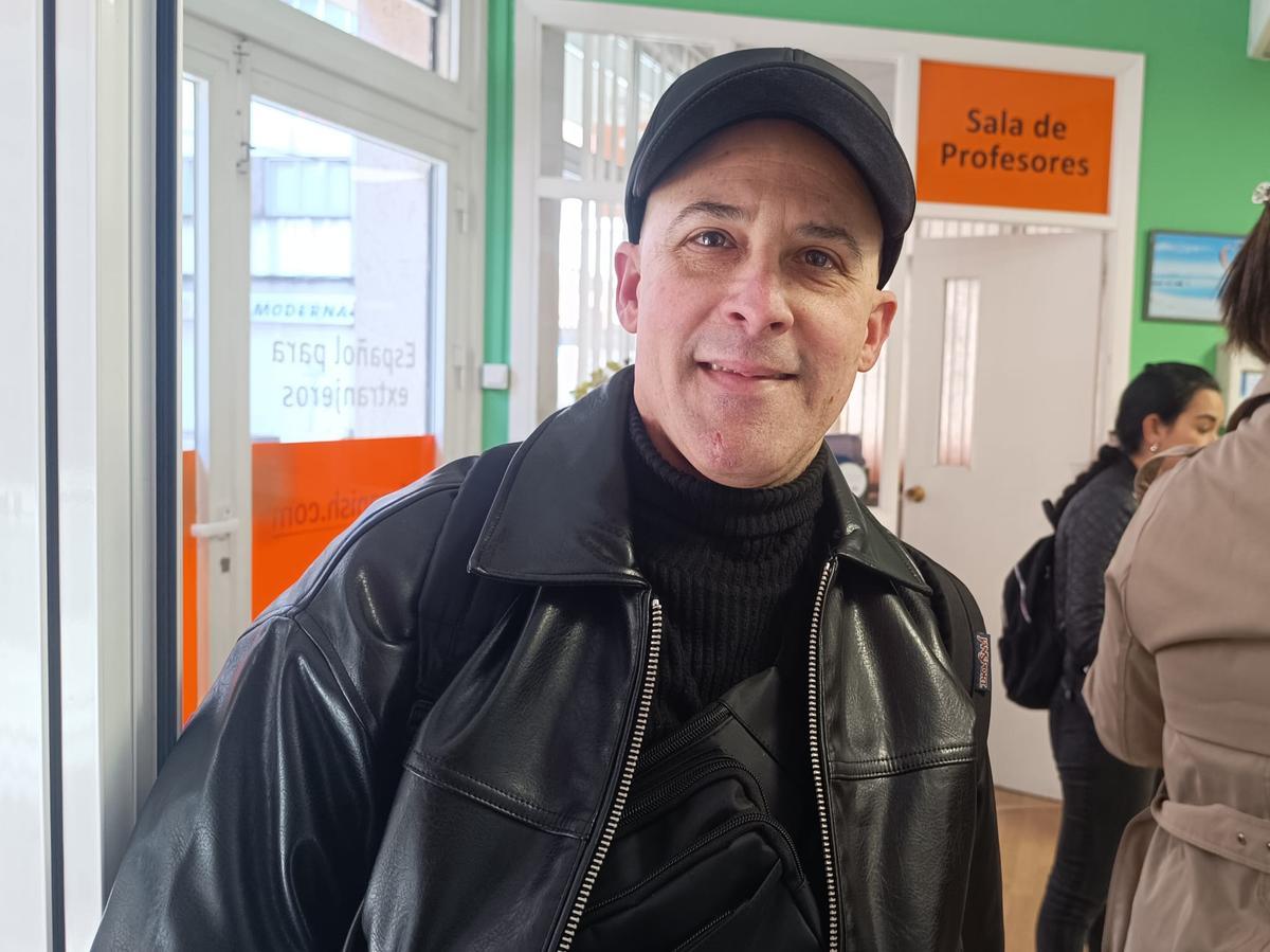 El cubano Bilton Rogas vive con su familia en Santiago, donde trabaja como peluquero