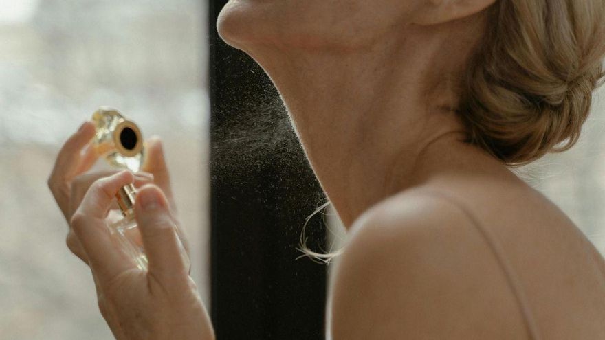 Un experto revela el motivo por el que no debes echarte jamás perfume en el cuello: “Manchas en la piel”
