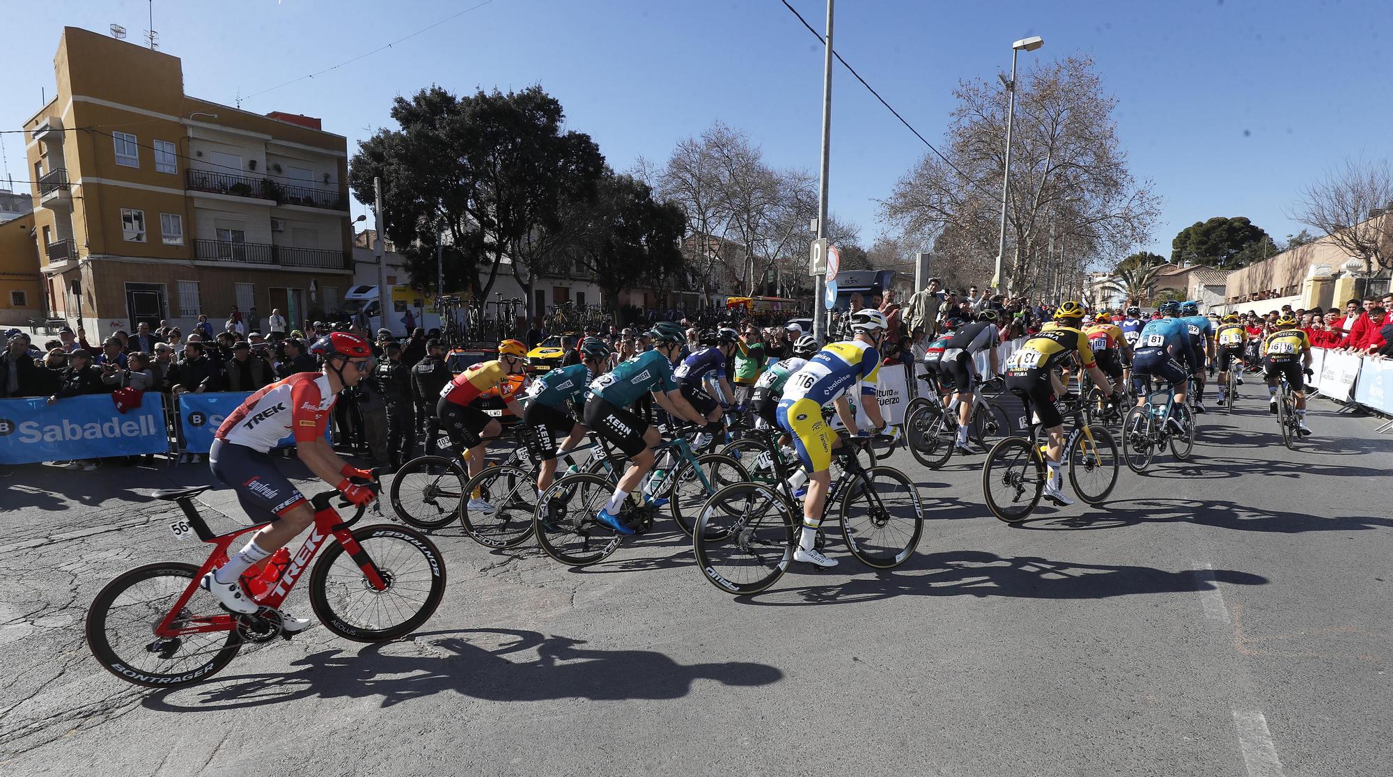 Salida de la Volta Ciclista a la Comunitat Valenciana desde Bétera