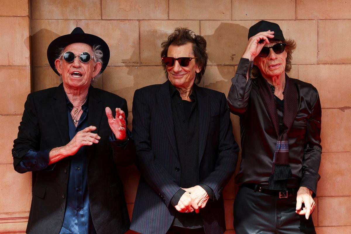 Ron Wood, Keith Richards y Mick Jagger de la legendaria banda de rock británica The Rolling Stones presentan su nuevo álbum, Hackney Diamonds en Hackney Empire en Londres el 6 de septiembre de 2023. Es su primer disco con material inédito desde 2005.