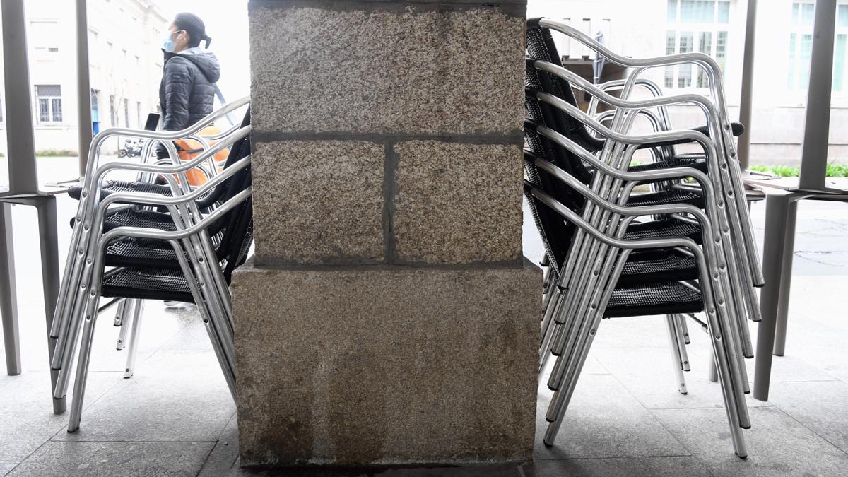 Sillas recogidas en un local de hostelería de A Coruña.