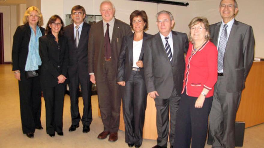 El director del Centro Patrimonio Mundial, Francesco Bandarin, entre Francesc Antich y Lurdes Costa, posa con la delegación española.