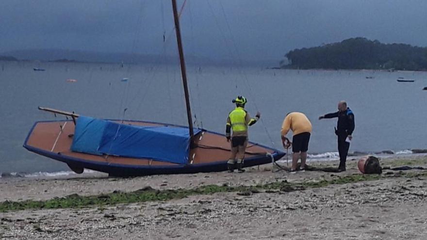 Una pequeña embarcación a vela termina varada en la playa Compostela