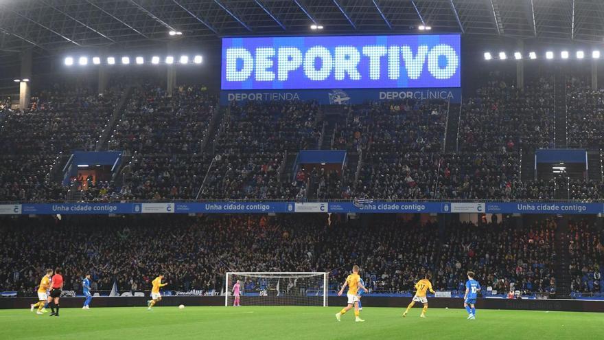 Imagen de las gradas del estadio de Riazor durante un partido del Deportivo. |  // CARLOS PARDELLAS