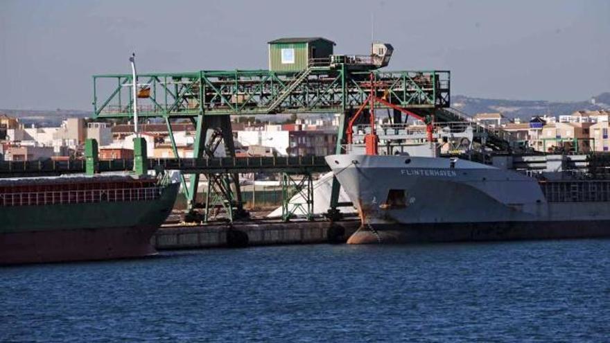 Barcos cargueros de sal en el Muelle de Poniente del Puerto de Torrevieja, en una imagen del viernes.