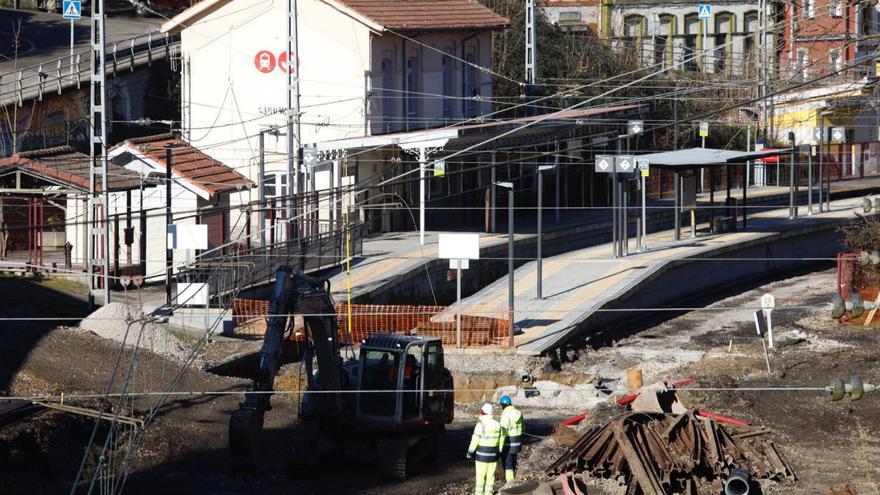 Las obras de renovación del tendido de Pola de Laviana a El Berrón, a la altura de Carbayín. | Ángel González