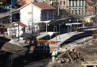 La obra de la línea de tren entre El Berrón (Siero) y Gijón obliga a suspender la circulación y Renfe cubrirá con autobuses el servicio