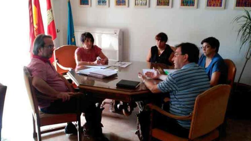 Francisco Guarido durante la reunión con la asociación Matadero Bajo Cero.