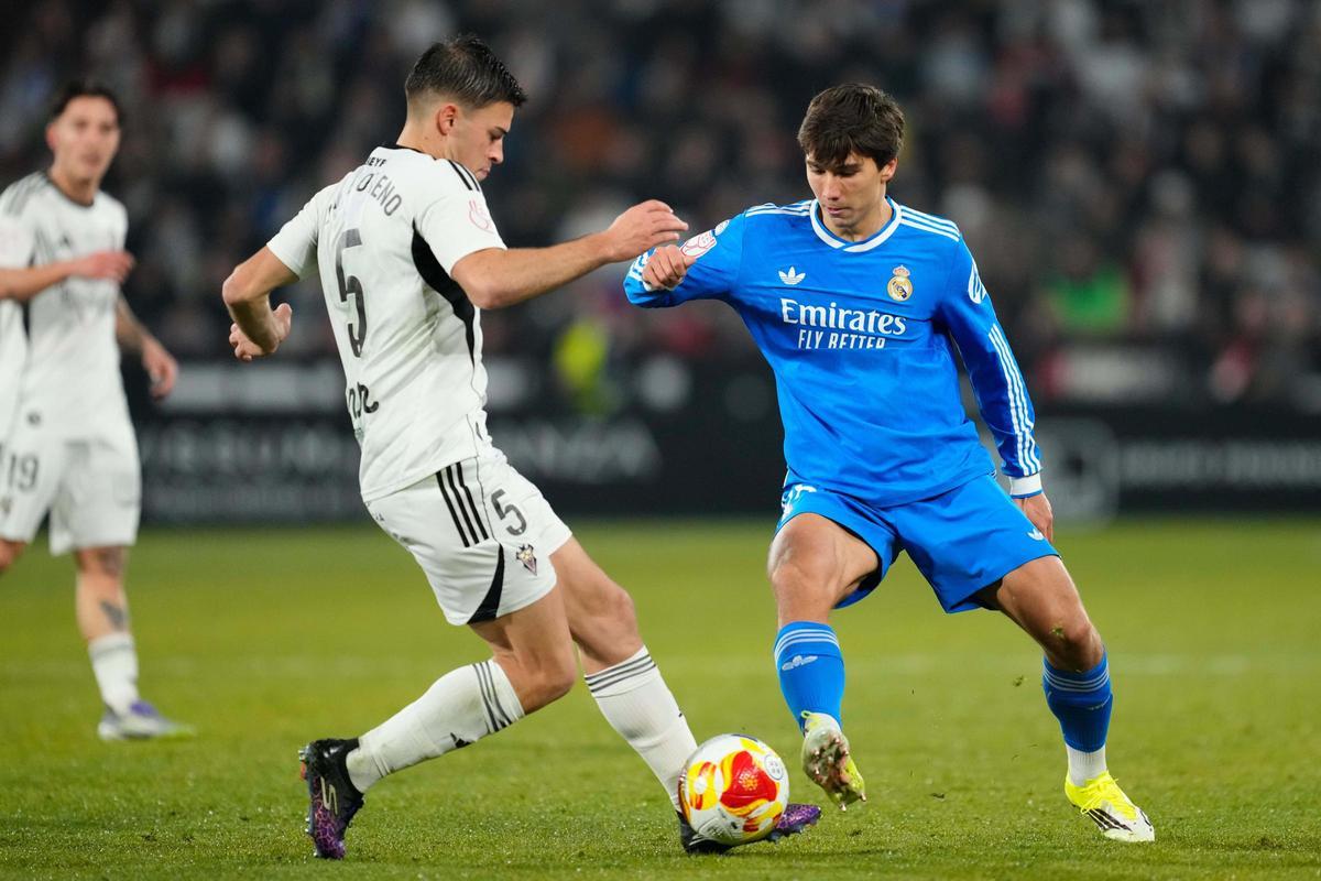 Javi Moreno en duelo con Gonzalo.