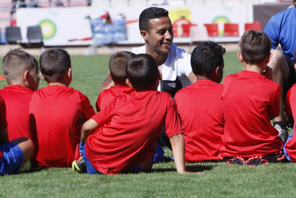 Thiago Alcántara visita el campus del Girona FC