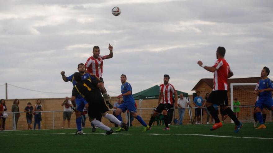 Josema  cabecea un balón en el encuentro ante el Rayo B.