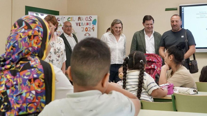 El presidente de la Junta, Alfonso Fernández Mañueco, durante su visita al CEIP Cristóbal Colón. | MIRIAM CHACÓN / ICAL