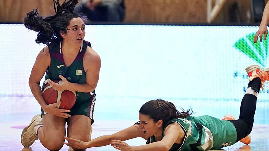 El derbi en Los Guindos tuvo mucha emoción entre los dos equipos malagueños de la LF2. | UNICAJAB/FOTOPRESS