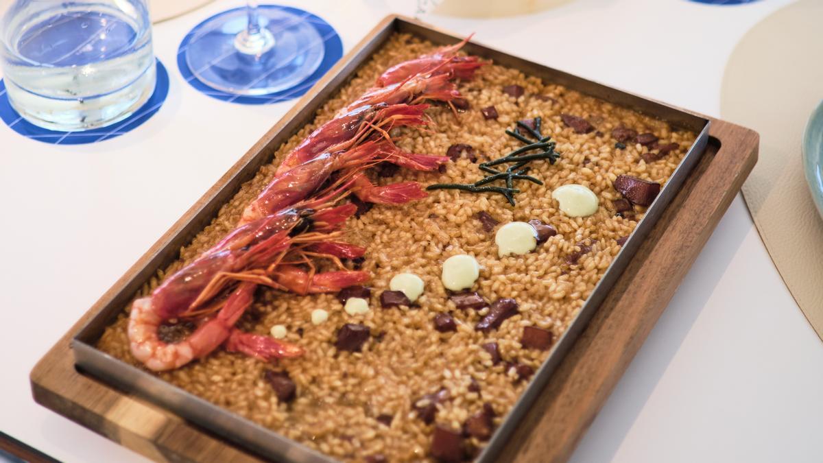 El arroz 'a la llauna' de gambas rojas y sepia del Maresme del restaurante Tela Marinera.