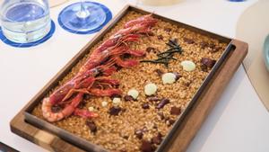 El arroz ’a la llauna’ de gambas rojas y sepia del Maresme del restaurante Tela Marinera.