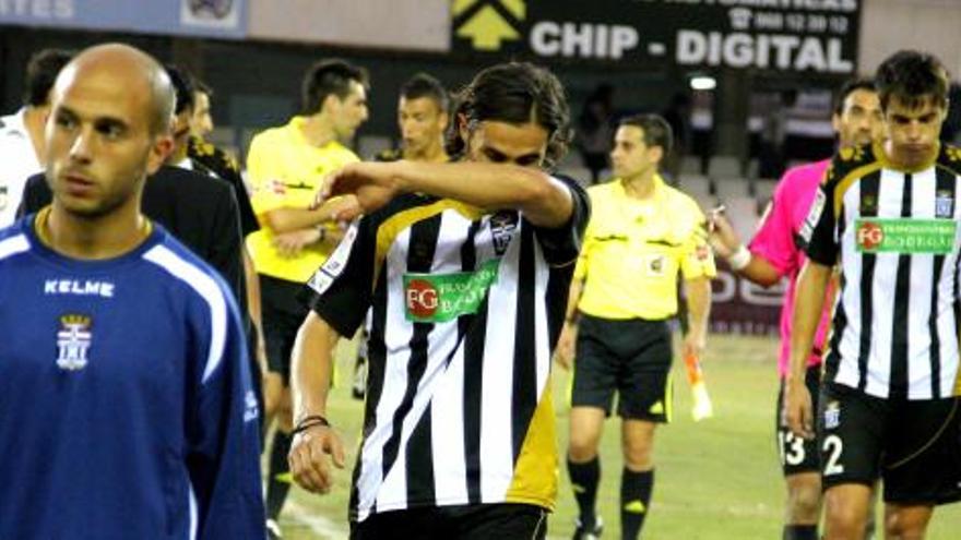 Los jugadores abandonan cabizbajos el estadio tras la derrota el pasado sábado ante el Alcoyano.