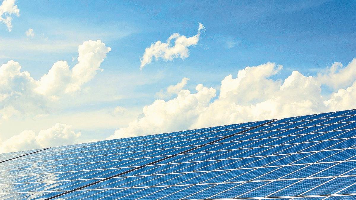 Panells de plaques solars fotovoltaiques per a produir electricitat.
