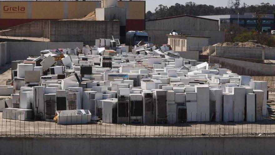 Frigoríficos acumulados para reciclar.