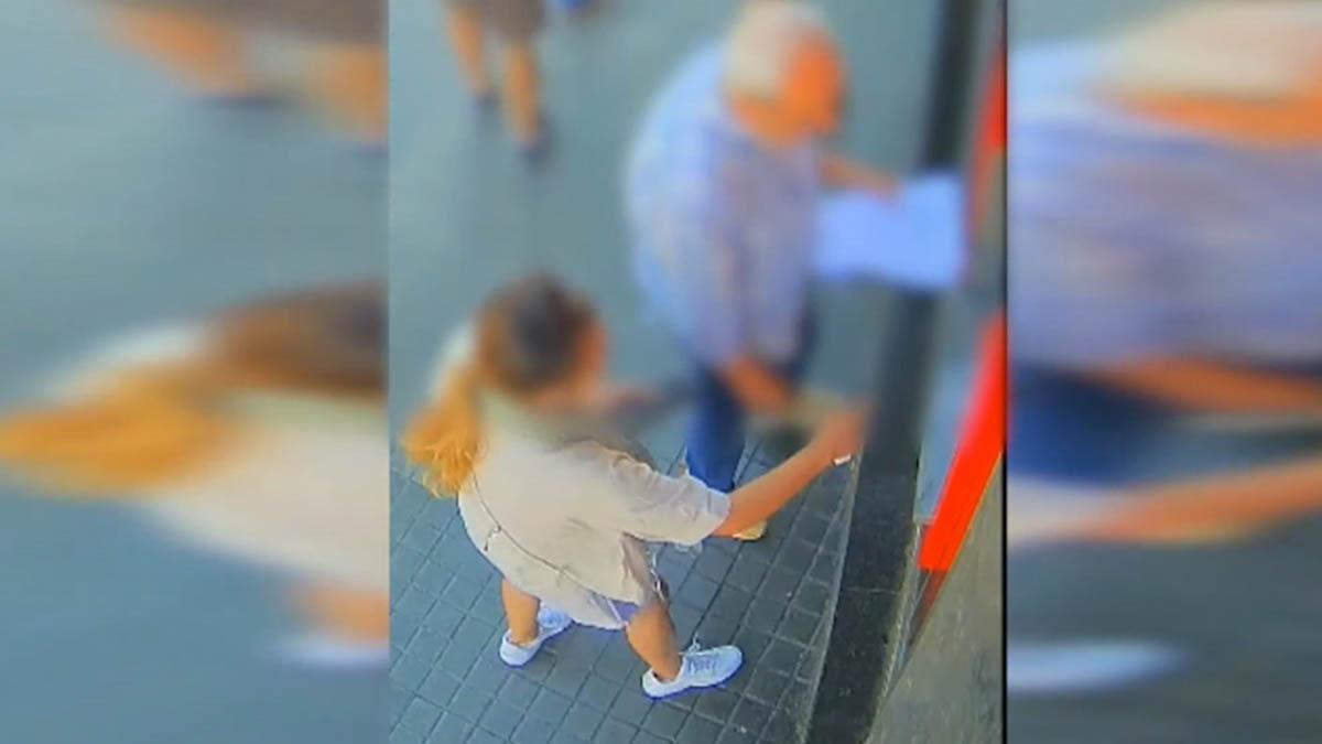 Detenidos dos mujeres y un hombre en Barcelona por robos a ancianos en cajeros automáticos