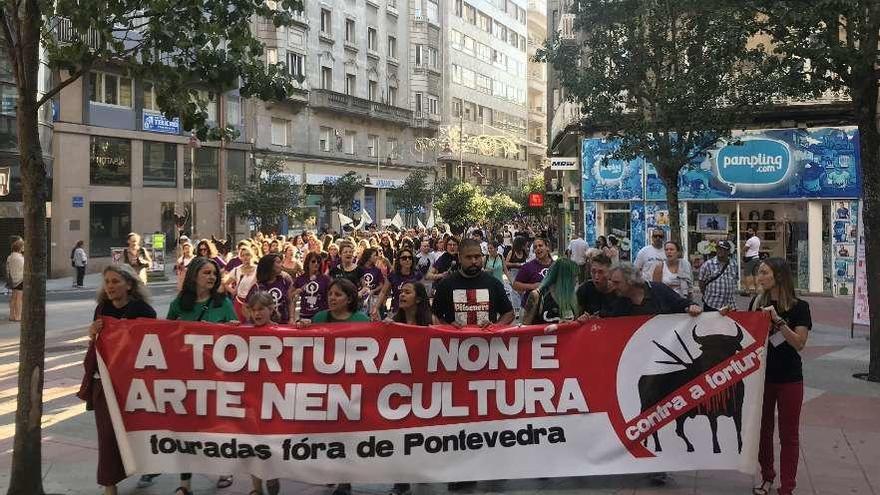 La cabecera de la manifestación antitaurina a su paso por la glorieta de Compostela. // R.V.