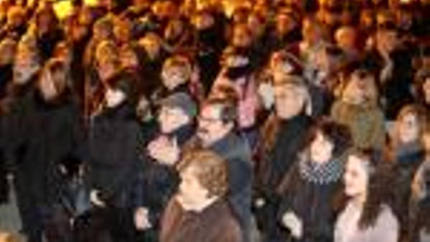 Unes 200 persones protesten davant del CAP de Taialà