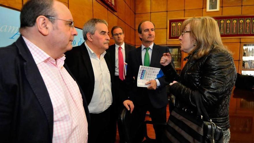 Responsables de la Cámara de Comercio, en el Ayuntamiento de Mieres, con el Alcalde y directivos de la Unión de Comerciantes.