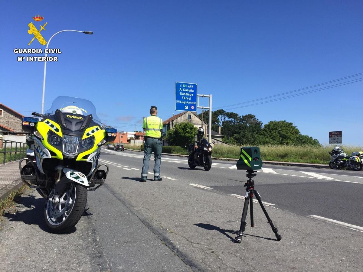Un agente durante un control de velocidad en A Coruña.