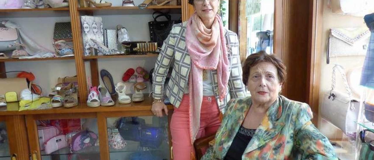 La actual propietaria, María Rodríguez, la tercera generación en el negocio, y su madre, Nina Blanco.