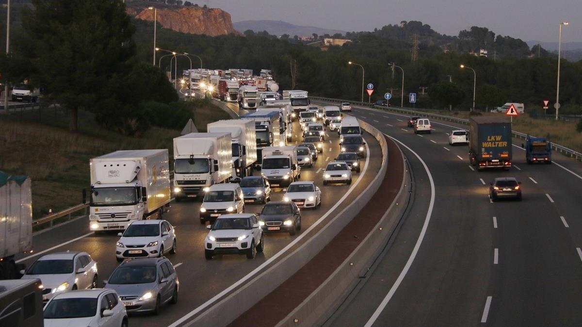 Circulación de coches y camiones en l’AP-7 dirección Tarragona