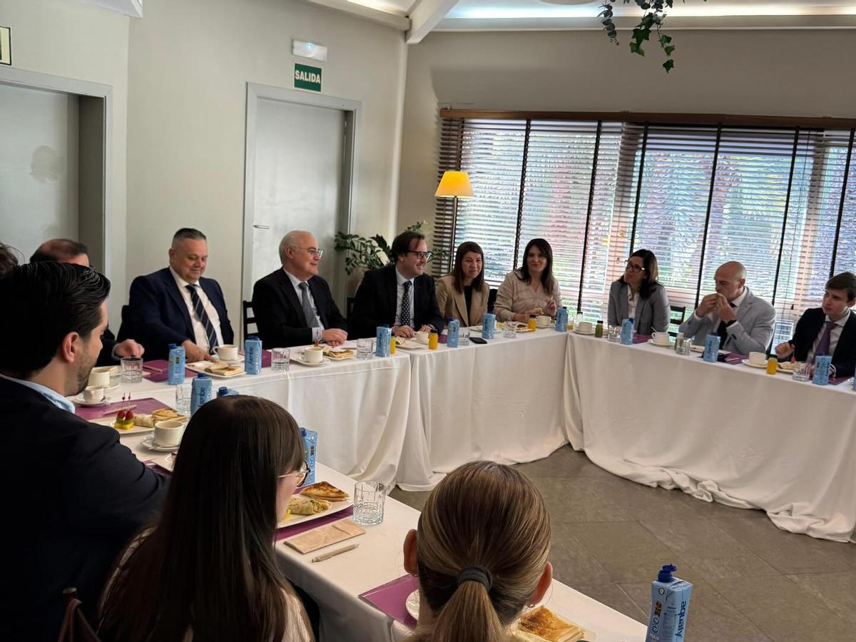 El juez Llarena junto con alumnos y profesores de la Universidad CEU Cardenal Herrera de Elche.