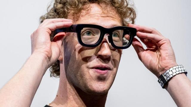 Mark Zuckerberg, director executiu de Meta, prova les ulleres de realitat augmentada Orion.