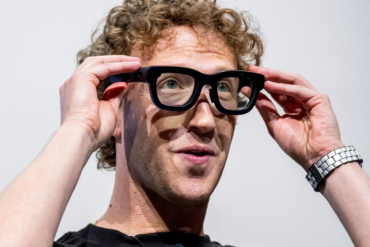 Mark Zuckerberg, director ejecutivo de Meta, prueba las gafas de realidad aumentada Orion.