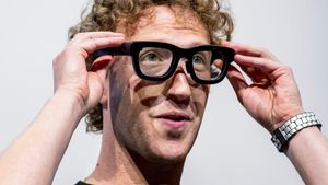 Mark Zuckerberg, director ejecutivo de Meta, prueba las gafas de realidad aumentada Orion.