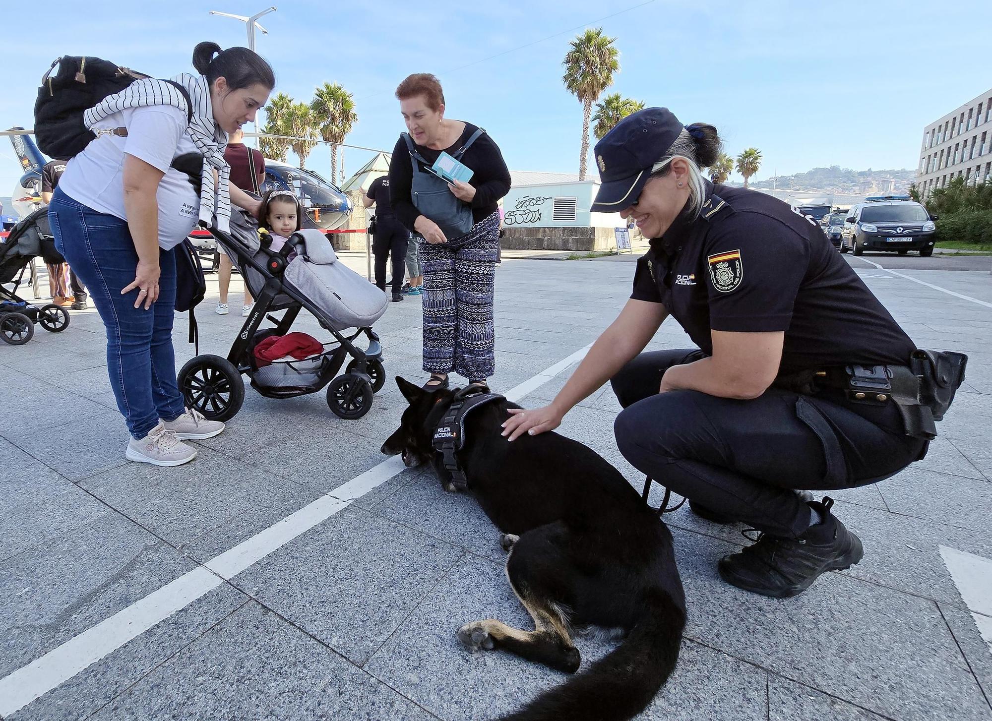 Los perros policía y el robot Sira, protagonistas en la "Exposición de Medios" de la Policía Nacional