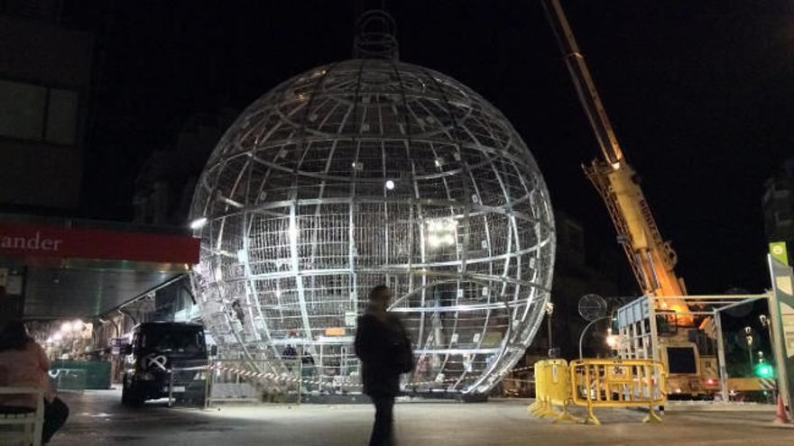Navidad 2018 en Vigo | Así se montó la bola gigante de Príncipe