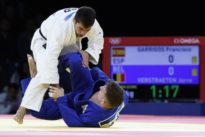  El judoca español Francisco Garrigós (blanco) se enfrenta al belga Horre Verstraeten durante su combate en la categoría masculina -60 kilos de los Juegos Olímpicos de París 2024 