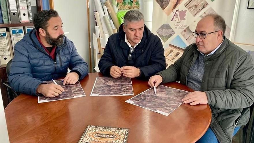 Raúl Vallejo, Antonio Yuste y Gregorio Campos, alcaldes de El Borge, Almáchar e Iznate, respectivamente, durante una reunión.