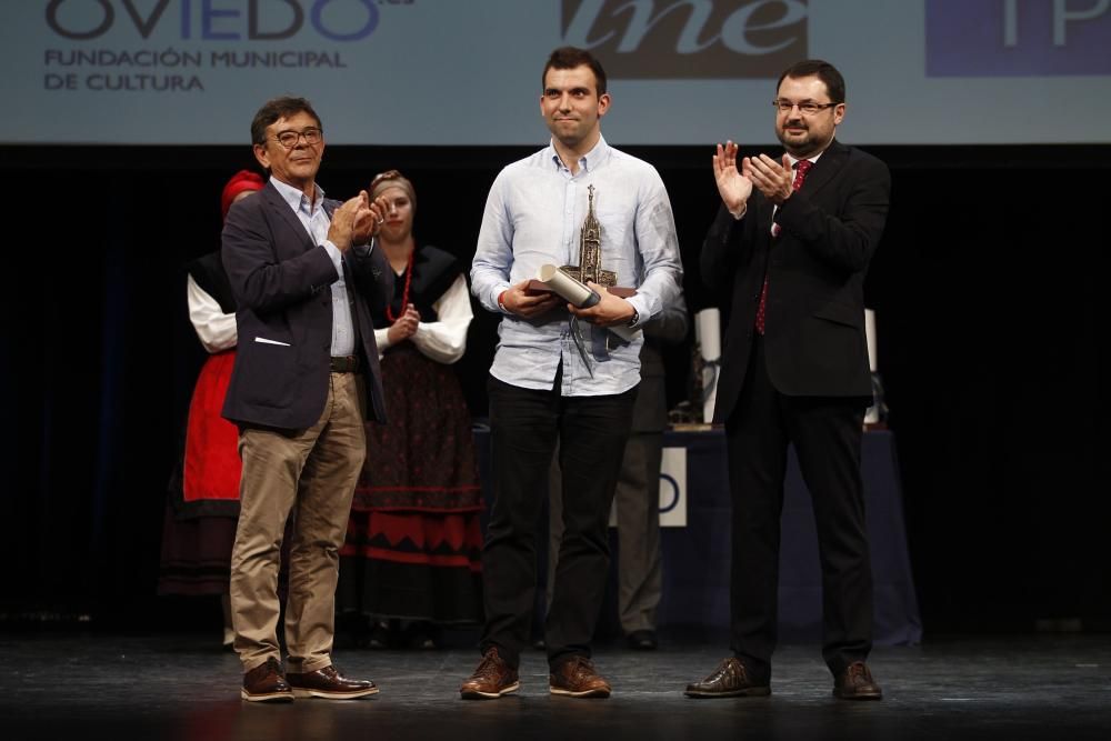 Ceremonia de entrega de los premios del XXIV concurso y muestra del Folclore Ciudad de Oviedo