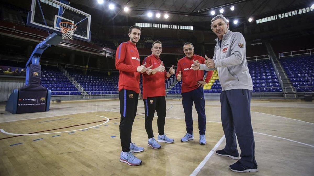 Pesic, junto a su staff técnico en el Palau