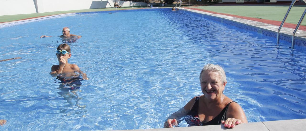 Los primeros bañistas disfrutando de la piscina de las Paúlas de Alcoy el día de su reapertura.