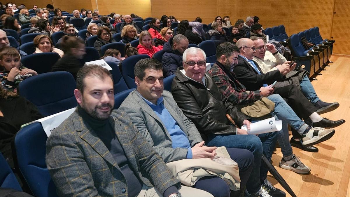 Autoridades y público asistente a la gala de Asetem y la patronal de Melide