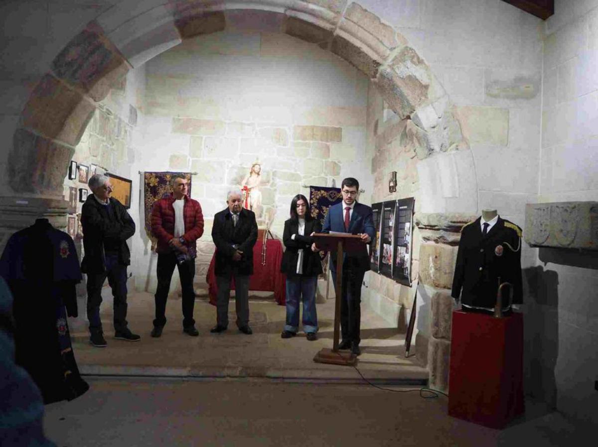 Luis Martín Carnero, na inauguración da exposición na Capela. | // S.Á.