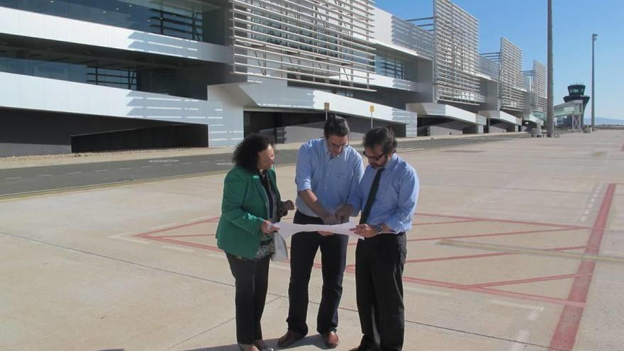 Pedro Rivera, a la derecha, durante su primera visita al aeropuerto de Corvera.