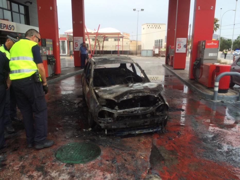 Arde un coche en una gasolinera de Alicante