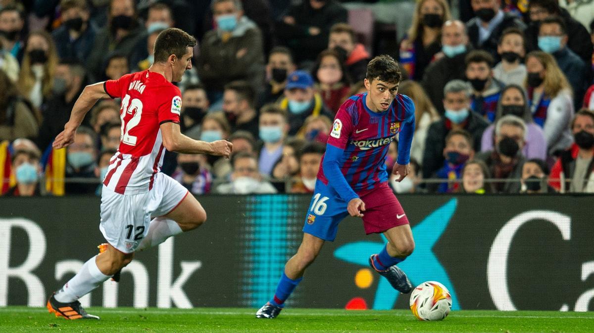 Pedri inicia una jugada de ataque ante Vivian en el Barça-Athletic del Camp Nou.