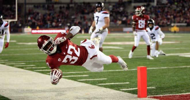 James Williams # 32 de los Washington State Cougars intenta anotar un touchdown contra los Arizona Wildcats en la primera mitad en el Martin Stadium.