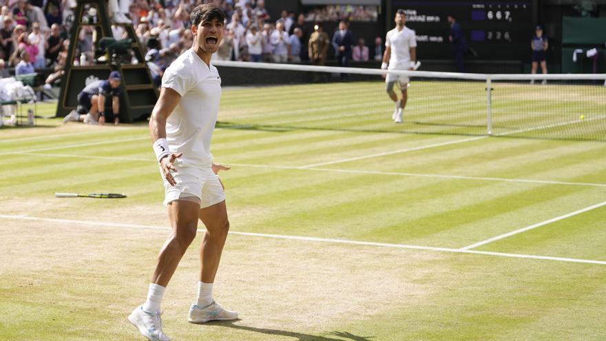 Carlos Alcaraz celebra la victoria en la final de Wimbledon ante Novak Djokovic.